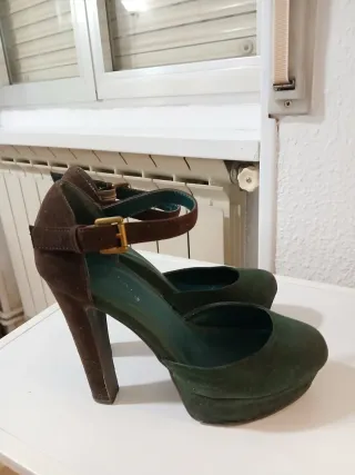 Zapatos de tacón verde y marrón