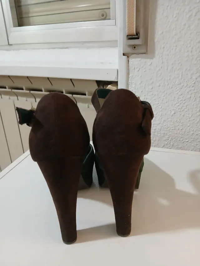 Zapatos de tacón verde y marrón