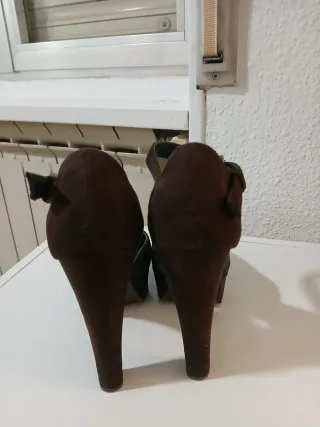 Zapatos de tacón verde y marrón