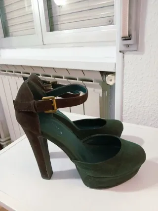 Zapatos de tacón verde y marrón