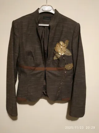 Blazer marrón con flor