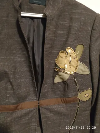 Blazer marrón con flor