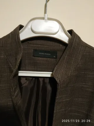 Blazer marrón con flor