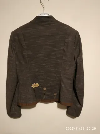 Blazer marrón con flor