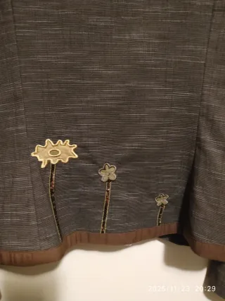 Blazer marrón con flor