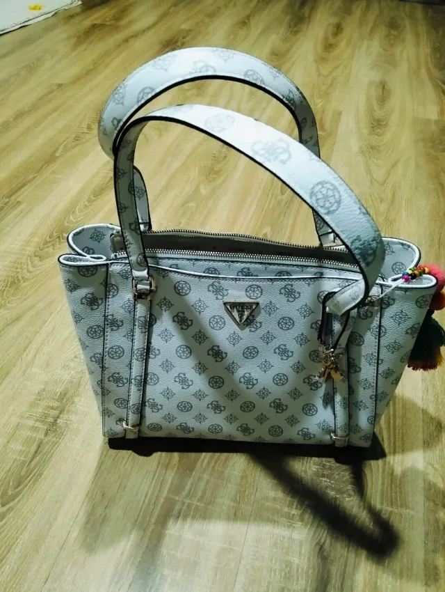 Bolso Guess Gris y Blanco