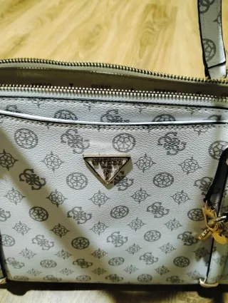 Bolso Guess Gris y Blanco