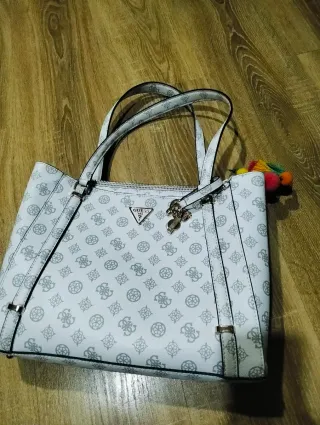 Bolso Guess Gris y Blanco