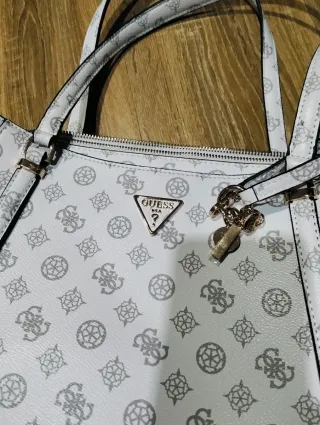 Bolso Guess Gris y Blanco