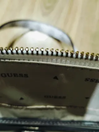 Bolso Guess Gris y Blanco