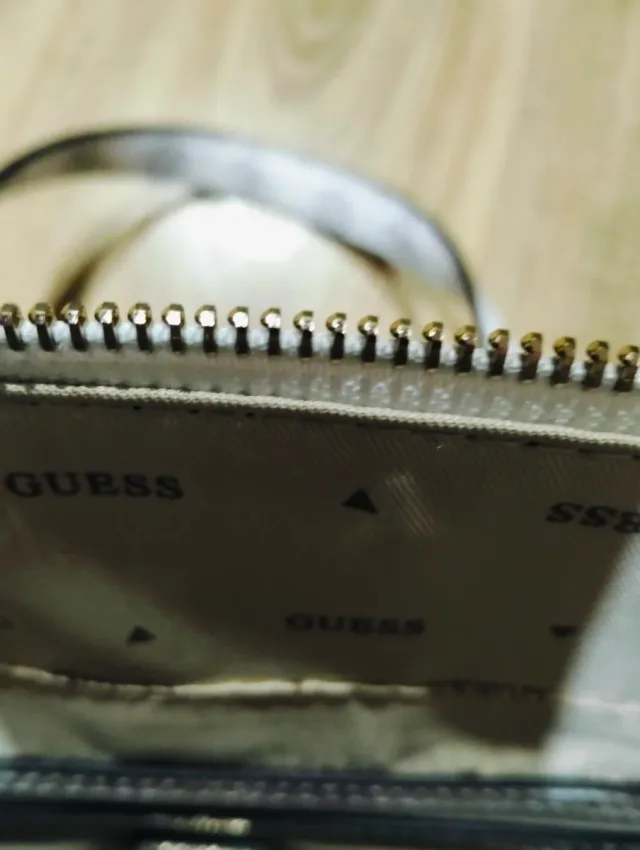 Bolso Guess Gris y Blanco