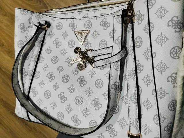 Bolso Guess Gris y Blanco
