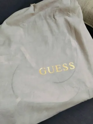 Bolso Guess Gris y Blanco