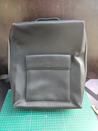 Mochila Negra con bolsillo frontal