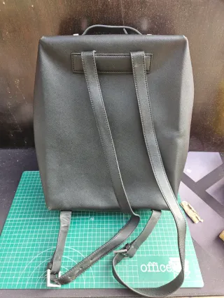 Mochila Negra con bolsillo frontal