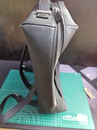 Mochila Negra con bolsillo frontal