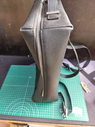 Mochila Negra con bolsillo frontal