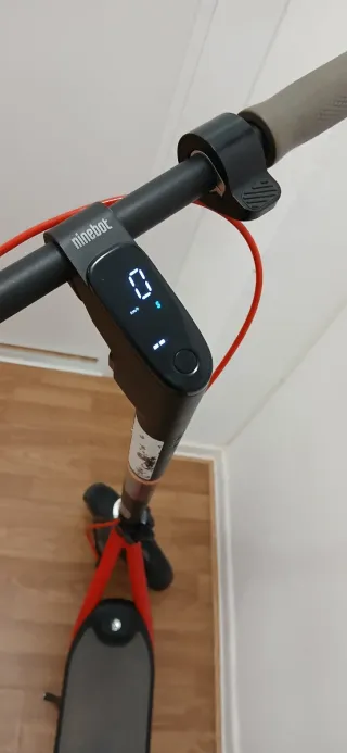 Patinete Eléctrico Ninebot Segway Rojo y cargador