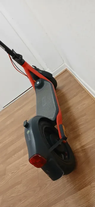 Patinete Eléctrico Ninebot Segway Rojo y cargador