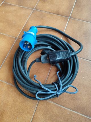 CABLE NEGRO Y CONECTOR TRIFASICO AZUL
