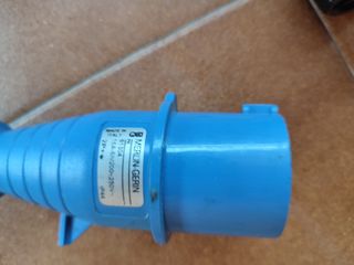 CABLE NEGRO Y CONECTOR TRIFASICO AZUL