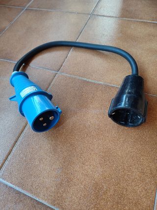 CABLE NEGRO Y CONECTOR TRIFASICO AZUL