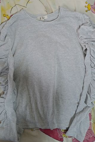 Jersey gris manga larga con volantes