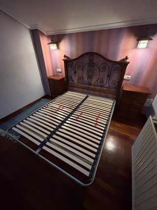 Somier de láminas con cabecero y mesillas macizas