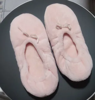 Zapatillas rosas de peluche con lazo
