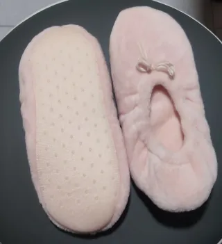 Zapatillas rosas de peluche con lazo