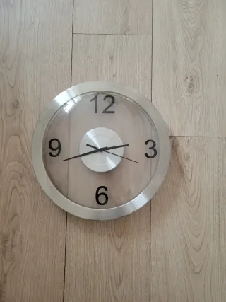 Reloj de pared redondo plateado