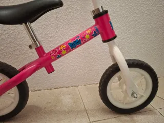 Bicicleta sin pedales rosa