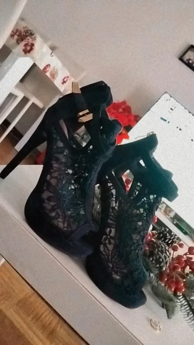 Tacones de encaje color azul marino oscuro