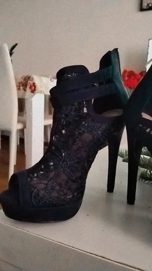 Tacones de encaje color azul marino oscuro
