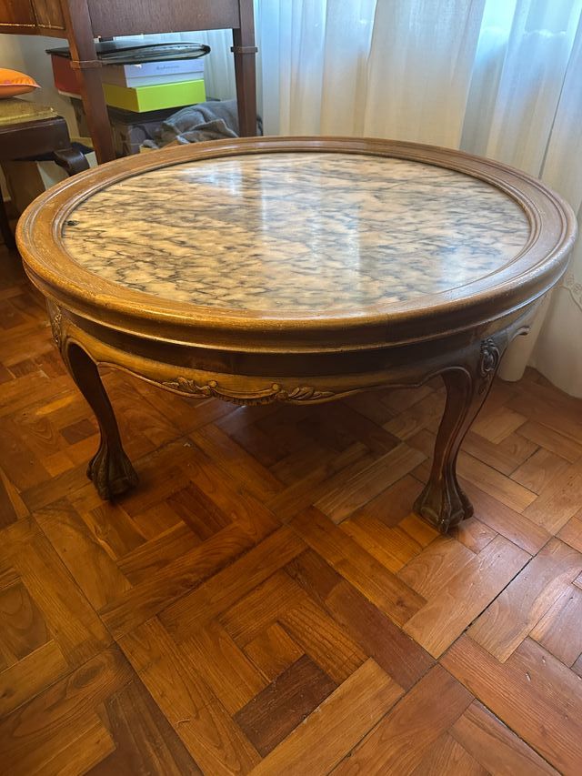 Mesa redonda de madera y mármol