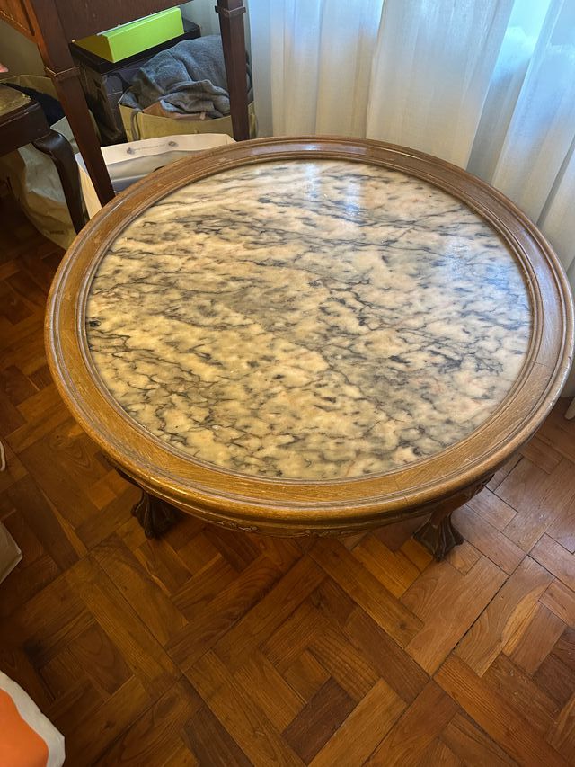 Mesa redonda de madera y mármol