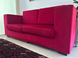 Sofá rosa de tela elegante