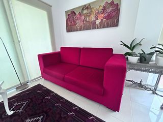 Sofá rosa de tela elegante