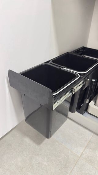 Cubo de basura extraíble bajo fregadero