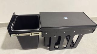 Cubo de basura extraíble bajo fregadero