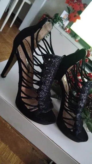 Tacones negros de tiras