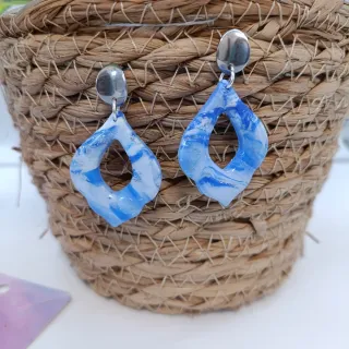Pendientes hechos a mano azul y blanco