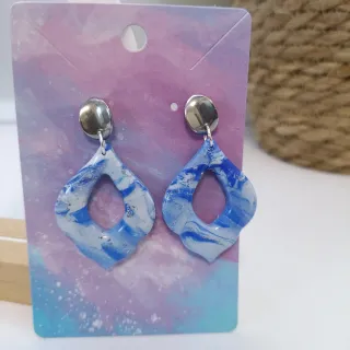 Pendientes hechos a mano azul y blanco