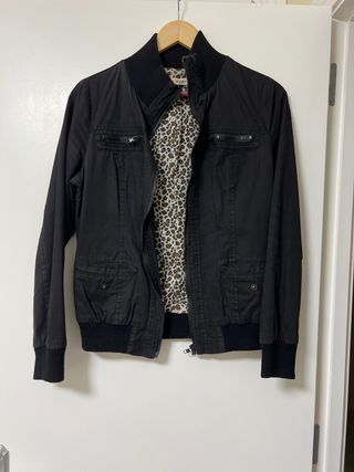 Chaqueta bomber negra con forro estampado