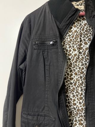 Chaqueta bomber negra con forro estampado