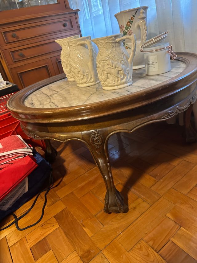 Mesa redonda de madera y mármol