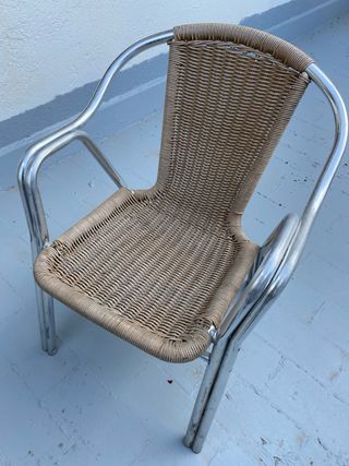 Sedia da esterno in metallo e vimini