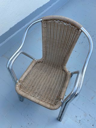 Sedia da esterno in metallo e vimini