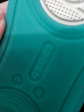 Comodas Sandalias Crocs Mujer Azul y Rosa.