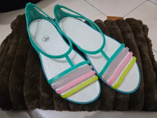Comodas Sandalias Crocs Mujer Azul y Rosa.
